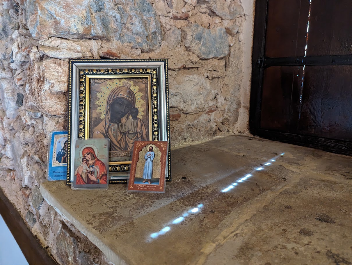 Lichtstrahlen in einem historischen Kirchenraum